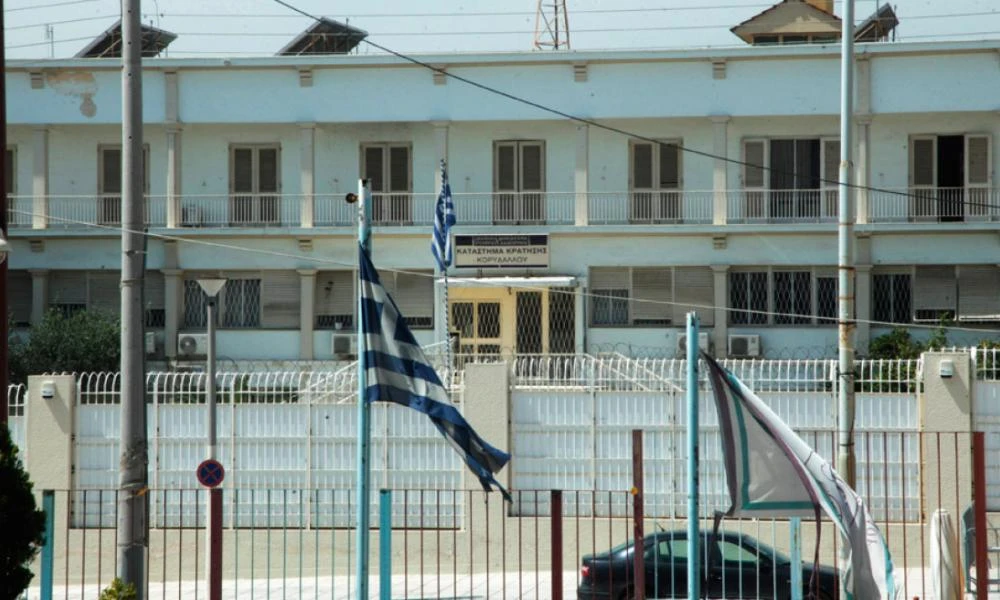 Καταγγελίες στον Κορυδαλλό για «απρεπείς ελέγχους» σε γυναίκες